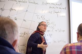 Milagros Izquierdo impartiendo un seminario del espacio de moduli de superficies de Riemann en el Matematiska institutionen (MAI, Departamento de Matemáticas) de la Linköpings universitet