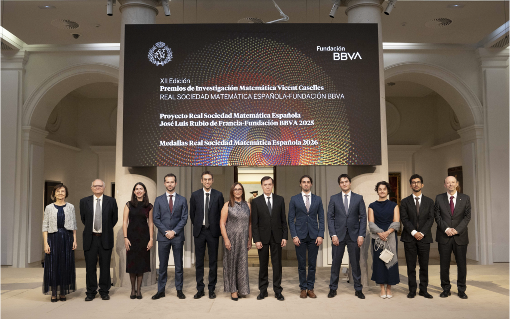 Victoria Otero (RSME) y Rafael Pardo (F.BBVA) junto a los premiados.